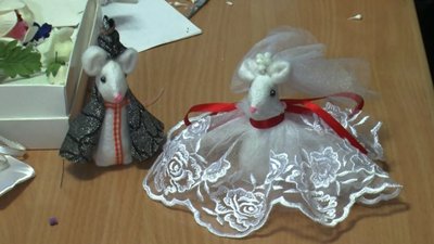 Луцькі студенти виготовляли новорічні прикраси Луцькі студенти виготовляли новорічні прикраси