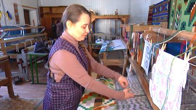 Поєднує стародавні і сучасні техніки килимарства. Ткаля Валентина Ткач. СУСПІЛЬНЕ | ЛЮДИ