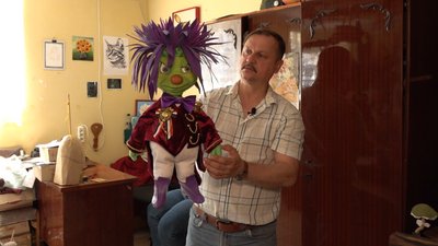 чоловік із лялькою