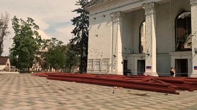 Росіяни будують огорожу навколо драмтеатру у Маріуполі, щоб приховати тіла загиблих — міськрада