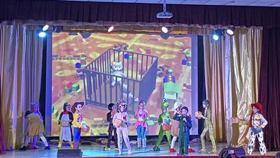 Прем'єра вистави "Історія іграшок" у Житомирі: діти-актори збирають гроші для ЗСУ Прем'єра вистави "Історія іграшок" у Житомирі: діти-актори збирають гроші для ЗСУ