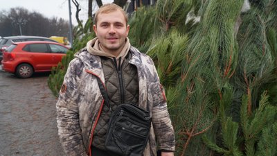 У Дніпрі перед різдвяно-новорічними святами продають ялинки: чи є попит серед містян