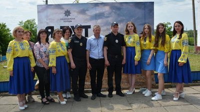 Поліцейський офіцер громади з учасниками відкриття Поліцейський офіцер громади з учасниками відкриття