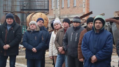"Вже рік сьогодні – і ми все їх чекаємо". В Охтирці вшанували пам’ять загиблих під час авіаудару по ТЕЦ "Вже рік сьогодні – і ми все їх чекаємо". В Охтирці вшанували пам’ять загиблих під час авіаудару по ТЕЦ
