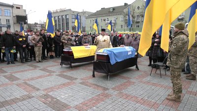 У Рівному попрощалися з військовими В'ячеславом Вітушкіним та Віктор Кравчук У Рівному попрощалися з військовими В'ячеславом Вітушкіним та Віктор Кравчук