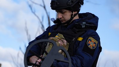 Сапер з приладдям для механічного розмінування Сапер з приладдям для механічного розмінування