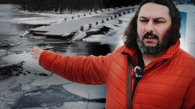 Едуард Третецький біля зруйнованої переправи через річку Мжу