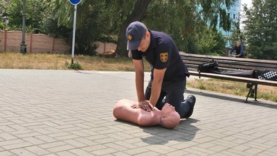 Рятувальники показали, як надати домедичну допомогу потопельнику, поки їде швидка. Рятувальники показали, як надати домедичну допомогу потопельнику, поки їде швидка.
