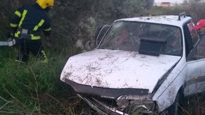 На Херсонщині сталась ДТП: пасажира вирізали з автомобіля рятувальники