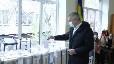 Кандидати на посаду Миколаївського міського голови проголосували на виборчих дільницях Кандидати на посаду Миколаївського міського голови проголосували на виборчих дільницях