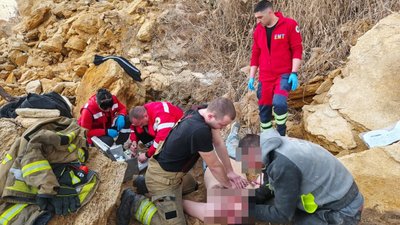 Рятувальники надають допомогу чоловікам, які впади з обриву у Південному