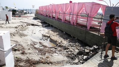 Наслідки зливи в Одесі: вода розмила дорогу в Аркадії та зруйнувала настил Наслідки зливи в Одесі: вода розмила дорогу в Аркадії та зруйнувала настил