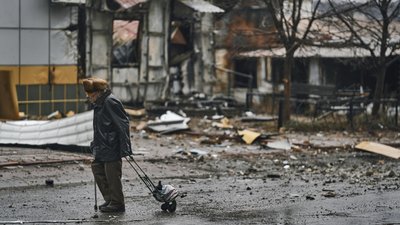 Чоловік йде вулицями Бахмута, 17 грудня 2022 року