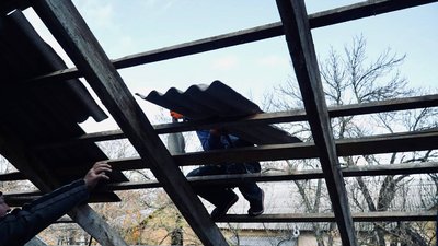 Пошкоджені обстрілами. У Миколаєві відремонтували 109 дахів будинків Пошкоджені обстрілами. У Миколаєві відремонтували 109 дахів будинків