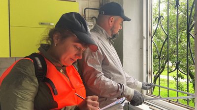 "Ми приїхали з гарячим серцем": волонтери допомагають закривати вікна жителям Балаклії