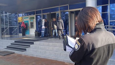 Розбите скло, двоє затриманих та травмовані: як пройшла акція у Чорноморську Розбите скло, двоє затриманих та травмовані: як пройшла акція у Чорноморську