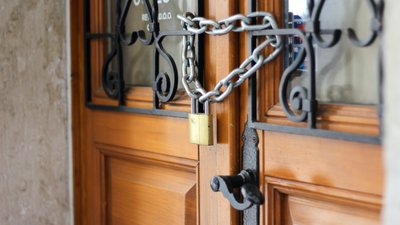 Сам подзвонив у поліцію: в Ужгороді хлопець хотів обікрасти медлабораторію, але не зміг вийти з неї