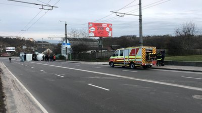 У Житомирі перекинулась автоцистерна з газом – 12 людей евакуювали, рух вулицею перекрили У Житомирі перекинулась автоцистерна з газом – 12 людей евакуювали, рух вулицею перекрили