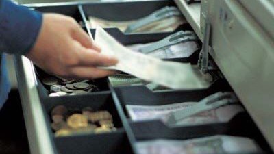 “Привласнила 273 тисячі, щоб виплатити кредити”. На Сумщині касирці повідомили про підозру