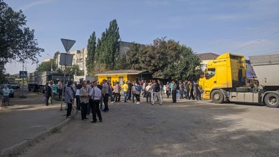 На Миколаївщині люди перекрили трасу. Вимагають звернути увагу на стан доріг На Миколаївщині люди перекрили трасу. Вимагають звернути увагу на стан доріг