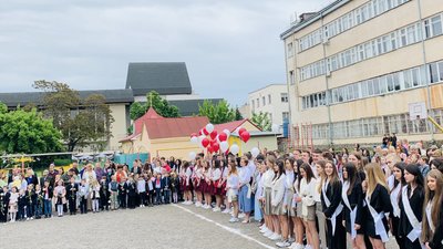 У п'ятій школі Ужгорода останній дзвоник провели для першокласників та випускників У п'ятій школі Ужгорода останній дзвоник провели для першокласників та випускників