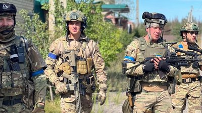 Денис Нохрін разом з побратимами в одному зі звільнених селищ на Донеччини Денис Нохрін разом з побратимами в одному зі звільнених селищ на Донеччини
