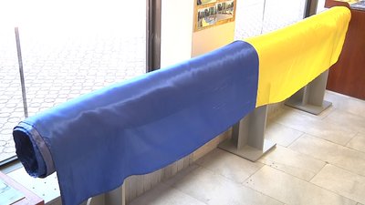 100-метровий український прапор та розкидання жовто-блакитних кульок з гвинтокрила над о. Хортиця