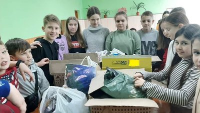 На Тернопільщині учні зібрали допомогу для українських бійців На Тернопільщині учні зібрали допомогу для українських бійців