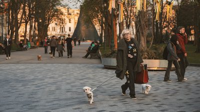 Жінка фотографує квіти
