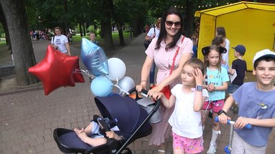 Відвідувачка фестивалю Олена Ксьондз на парад візочків прийшла з чотирма дітьми Відвідувачка фестивалю Олена Ксьондз на парад візочків прийшла з чотирма дітьми