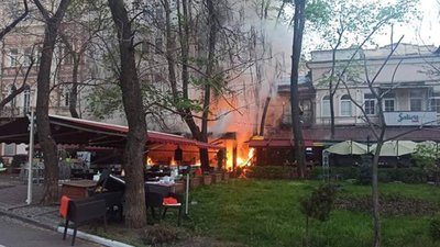 Біля Одеської опери спалахнув будинок: працюють рятувальники