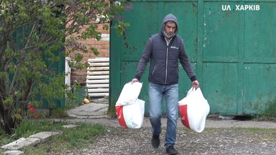 Подружжя харків'ян передали медикам 30 захисних костюмів Подружжя харків'ян передали медикам 30 захисних костюмів