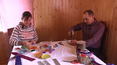 Подружжя Зеленчуків з Івано-Франківщини виготовляє традиційний гуцульський убір — чільце Подружжя Зеленчуків з Івано-Франківщини виготовляє традиційний гуцульський убір — чільце