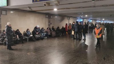 Пасажири Центрального вокзалу очікують на рейси в укритті, 16 грудня 2022 рік