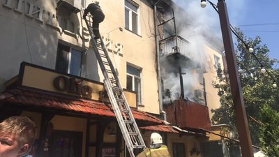 У центрі Одеси горить житлова будівля У центрі Одеси горить житлова будівля