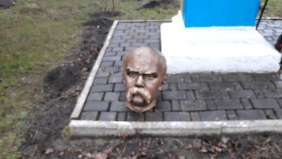 На Прикарпатті невідомі пошкодили пам'ятник Тарасу Шевченку На Прикарпатті невідомі пошкодили пам'ятник Тарасу Шевченку