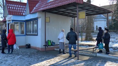Пасажири чекають на транспорт Пасажири чекають на транспорт