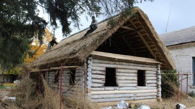 "Піч на санях" змурували у 200-літній хаті, яку забрали в скансен з Рівного "Піч на санях" змурували у 200-літній хаті, яку забрали в скансен з Рівного