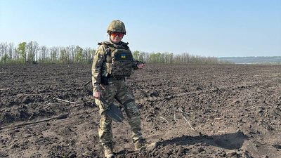 Житомирські вибухотехніки поліції розміновують деокуповану частину Харківщини Житомирські вибухотехніки поліції розміновують деокуповану частину Харківщини