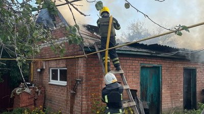 У Чугуївському районі Харківщини від обстрілу РФ 23 серпня спалахнув будинок У Чугуївському районі Харківщини від обстрілу РФ 23 серпня спалахнув будинок