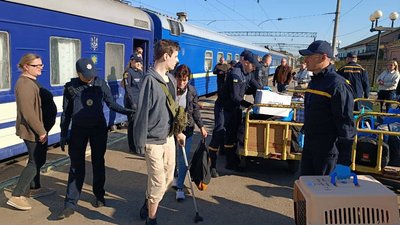 Евакуаційний потяг прибув на Рівненщину