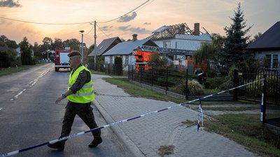 Польський військовий проходить біля будинку, пошкодженого уламком російського БпЛА