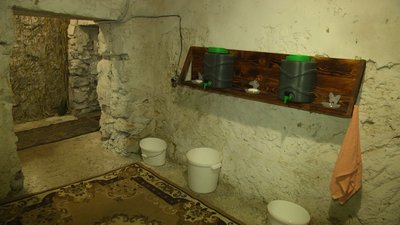 У криївці облаштували туалет та рукомийники. У криївці облаштували туалет та рукомийники.