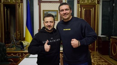 Володимир Зеленський (ліворуч) та Олександр Усик (праворуч)