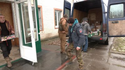 Волонтерський бус Наталії Беренди з Хмельниччини їздить на передову з 2014 року Волонтерський бус Наталії Беренди з Хмельниччини їздить на передову з 2014 року