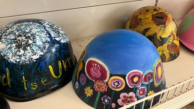 В Ужгороді непридатні для використання шоломи перетворили в артоб’єкти, аби допомоги військовим В Ужгороді непридатні для використання шоломи перетворили в артоб’єкти, аби допомоги військовим