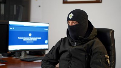 Працює оператором "102" та допомагає захисникам: як співробітник поліції Закарпаття збирає FPV-дрони для ЗСУ Працює оператором "102" та допомагає захисникам: як співробітник поліції Закарпаття збирає FPV-дрони для ЗСУ