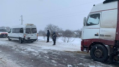 На Сумщині вантажівка зіткнулася з маршруткою, яка стояла на зупинці: троє людей в лікарні На Сумщині вантажівка зіткнулася з маршруткою, яка стояла на зупинці: троє людей в лікарні