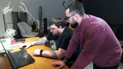 "Потрібні і ліки, і бронежилети, і каски". Миколаївські волонтери-підприємці допомагають військовим