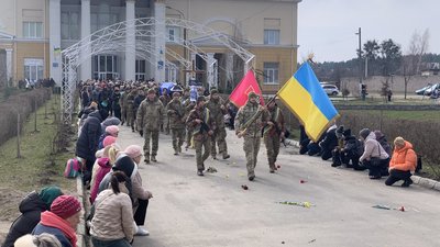 На прощання з воїном Олександром Шустом з Хмельниччини прийшли рідні, друзі, містяни